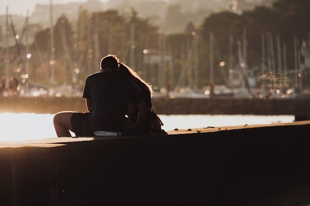 Knusse date bij het water